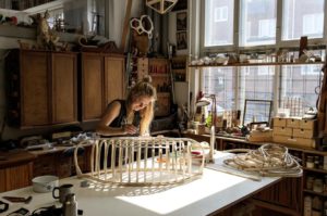 det er blevet hipt at være møbelsnedker